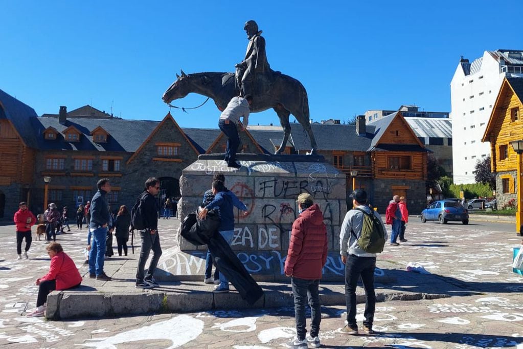 Exalumnos mendocinos del Colegio Maristas limpiaron y arreglaron la estatua vandalizada en el Centro Cívico de Bariloche (Río Negro).