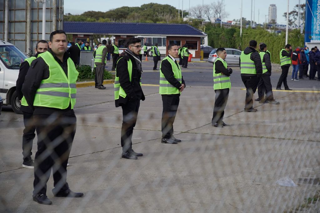 Cientos de agentes de seguridad privada custodiaron el predio. Foto: Clarín. 