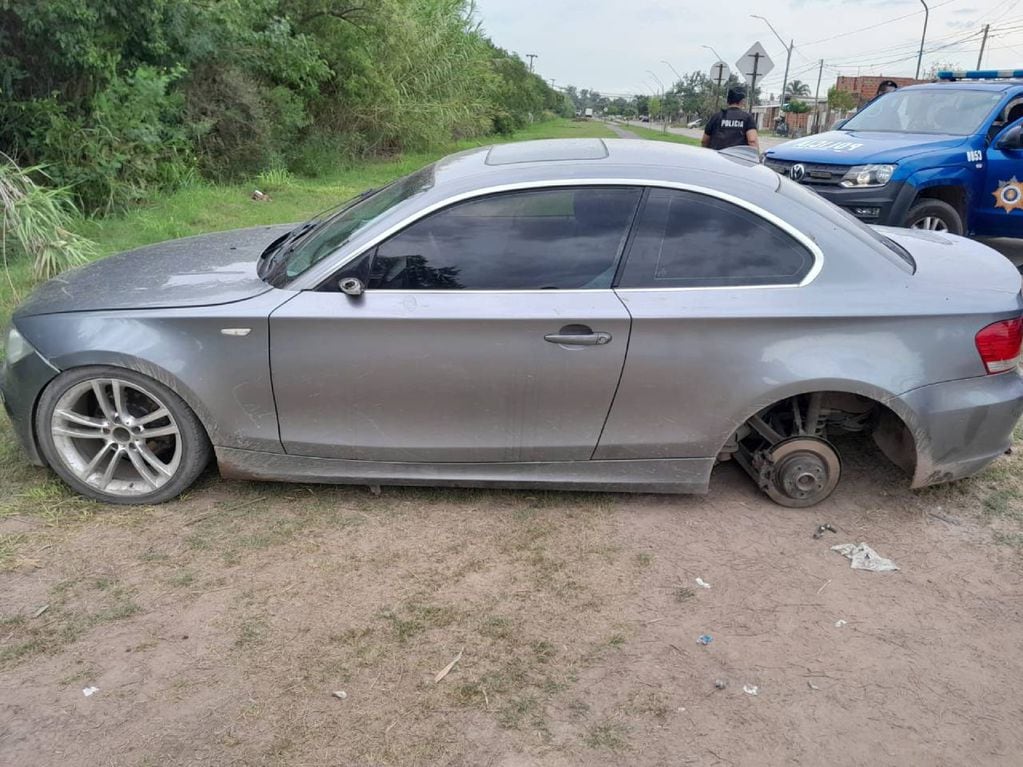 La policía de Santa Fe encontró abandonado y dañado un BMW sobre el cruce de Peñaloza y Doldán. El auto es del futbolista Brian Fernández.