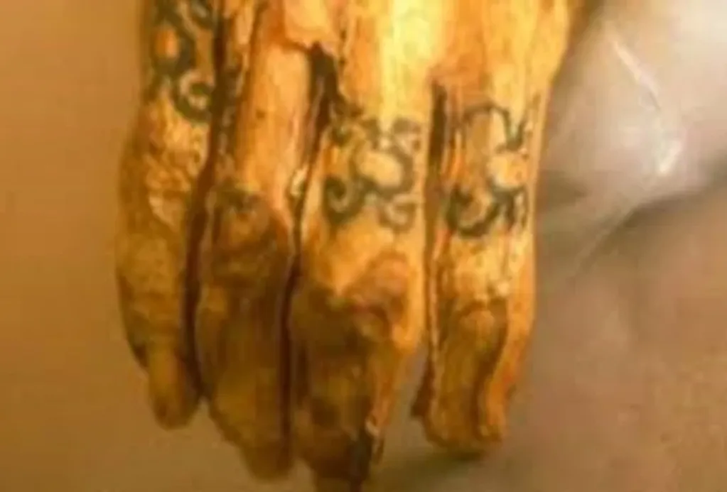 Algunas de estas momias muestran tatuajes no solo en la parte baja de la espalda, sino también en las manos. Foto: Gentileza