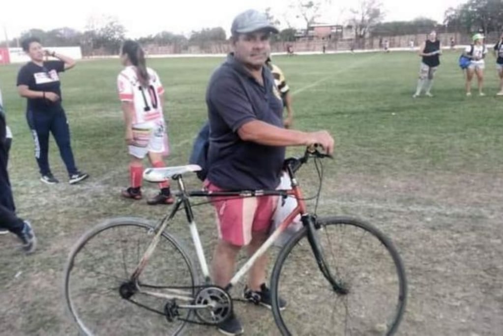 Un hombre hizo 50 kilómetros en su bicicleta para asistir al partido de fútbol de su hija. Foto: gentileza todojujuy.com