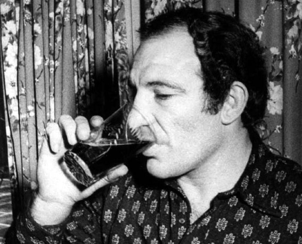 
    Nicolino, como buen mendocino, era un gran amante del vino.
   