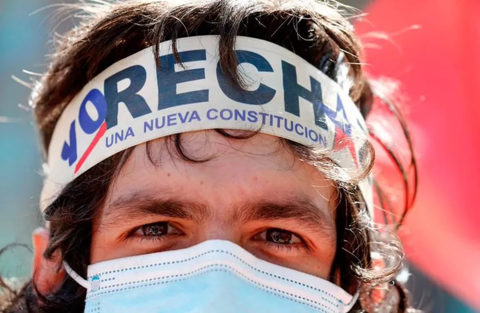 Convocan a referéndum para cambiar la constitución chilena.