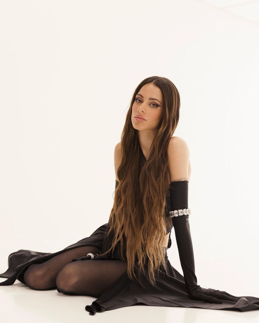 La cantante usó múltiples poses en la sesión de fotos de su álbum.