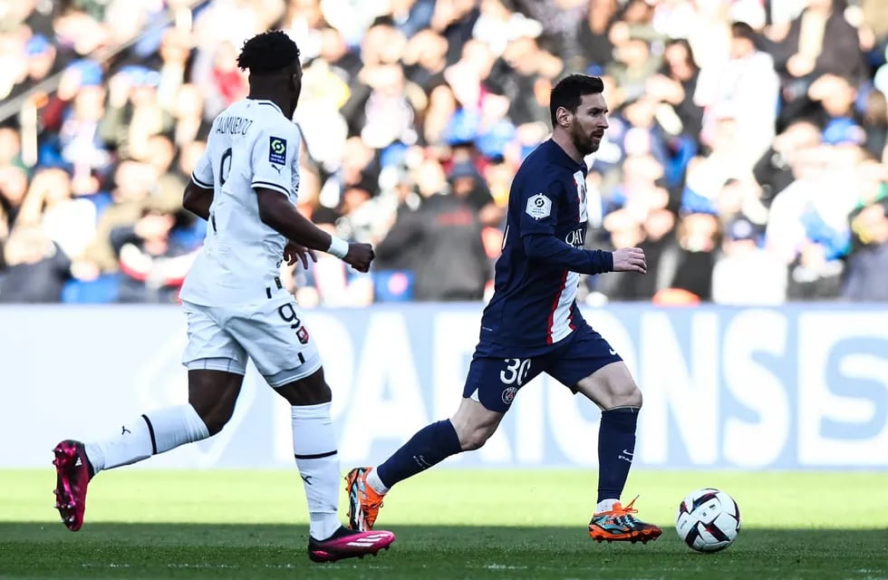 Paris (France), 19/03/2023.- Paris Saint Germain's Lionel Messi (R) and Arnaud Kalimuendo of Rennes in action during the French Ligue 1 soccer match between Paris Saint Germain and Stades Rennais FC in Paris, France, 19 March 2023. (Francia) EFE/EPA/MOHAMMED BADRA
