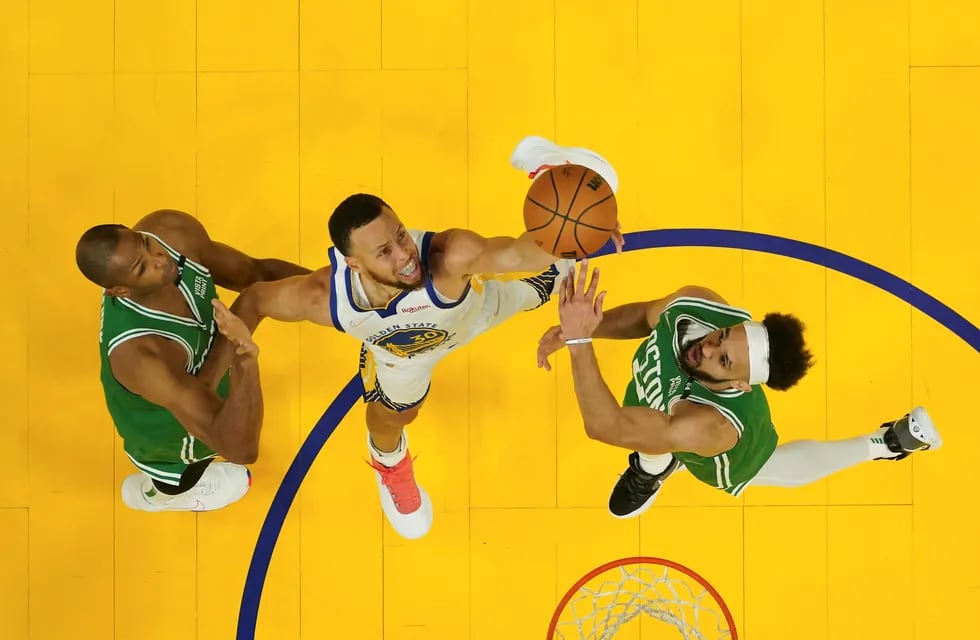 Golden State Warriors se recuperó y le ganó a Boston Celtics para igualar la serie final de la NBA. El miércoles próximo, el tercer partido. / AP