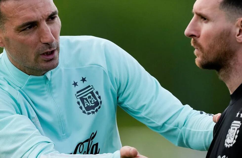 Lionel Messi y Lionel Scaloni en una práctica con la Selección Argentina. (AP)