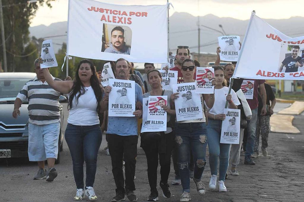 Familiares y amigos de Alexis Parlanti marcharon por la avenida del Libertador pidiendo justicia por el joven fallecido en la madrugada del domingo pasado. Foto: José Gutierrez / Los Andes 