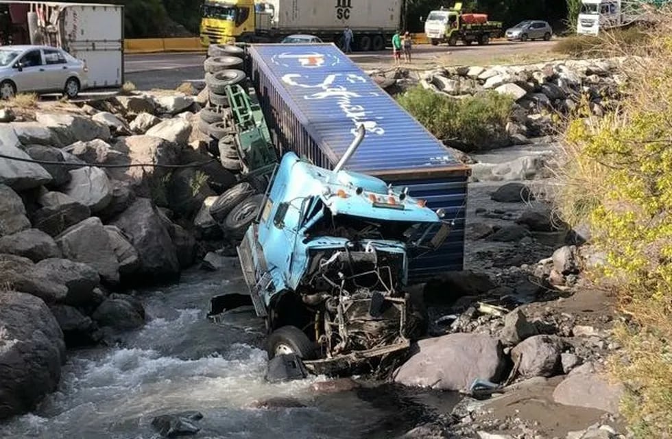El camionero debió ser rescatado por los bomberos chilenos. / Gentileza Andes Online.