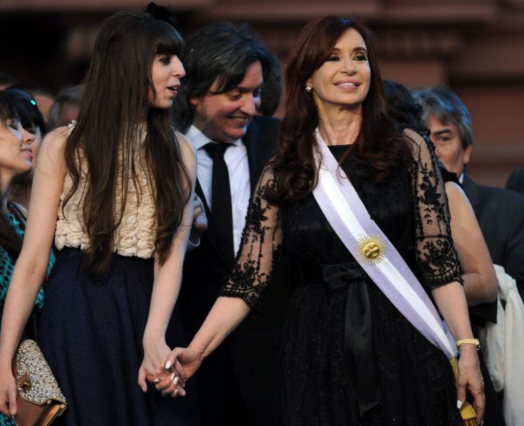 Los 4,6 millones de dolares secuestrados en una caja de seguridad de Florencia Kirchner apertura cajas de seguridadrnThis file photo taken on December 10, 2011 shows Argentina's reelected President Cristina Fernandez de Kirchner (R) holding the hand of her daughter Florencia, next to her son Maximo, during her inauguration ceremony, in Mayo square, Buenos Aires on December 10, 2011.rnThe Argentine justice opened two safe bank boxes belonging to Florencia Kirchner which contained 4,6 million dollars. The prosecutor asked the preventive seizure of the money to investigate its origin. / AFP PHOTO / DANIEL GARCIA  florencia kirchner cristina fernandez maximo apertura de las cajas de seguridad investigacion ruta dinero k procedimiento cajas seguridad hija ex presidenta fotos de archivo