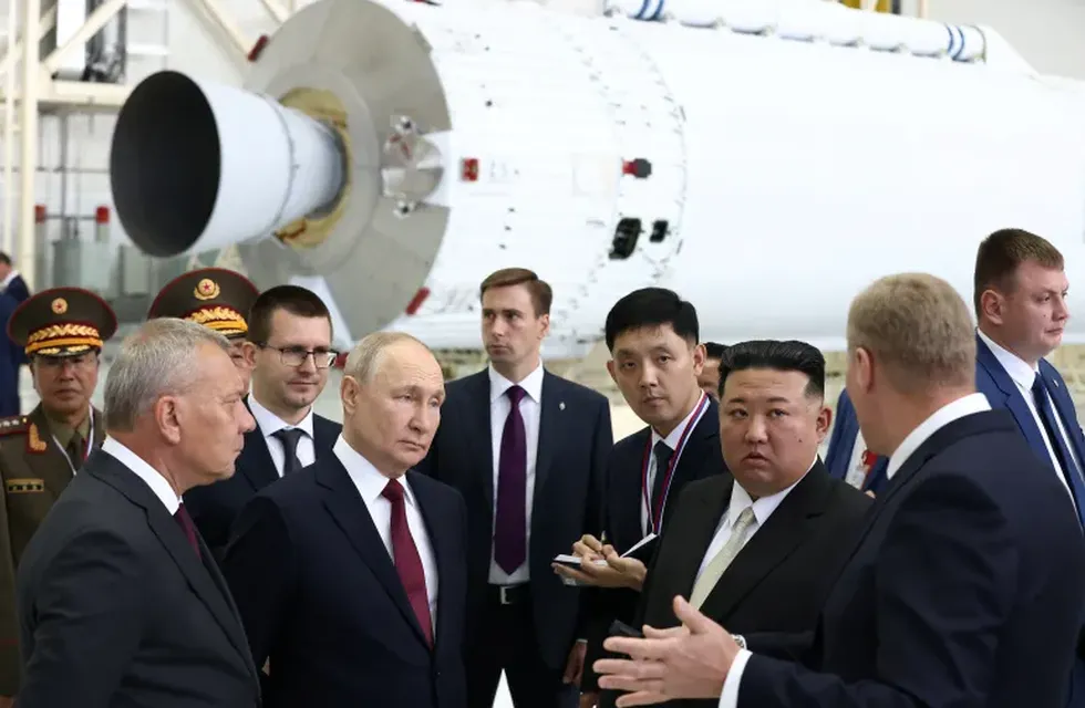 Los líderes de Rusia y Corea del Norte durante la visita al cosmódromo esta mañana en la región siberniana del país.