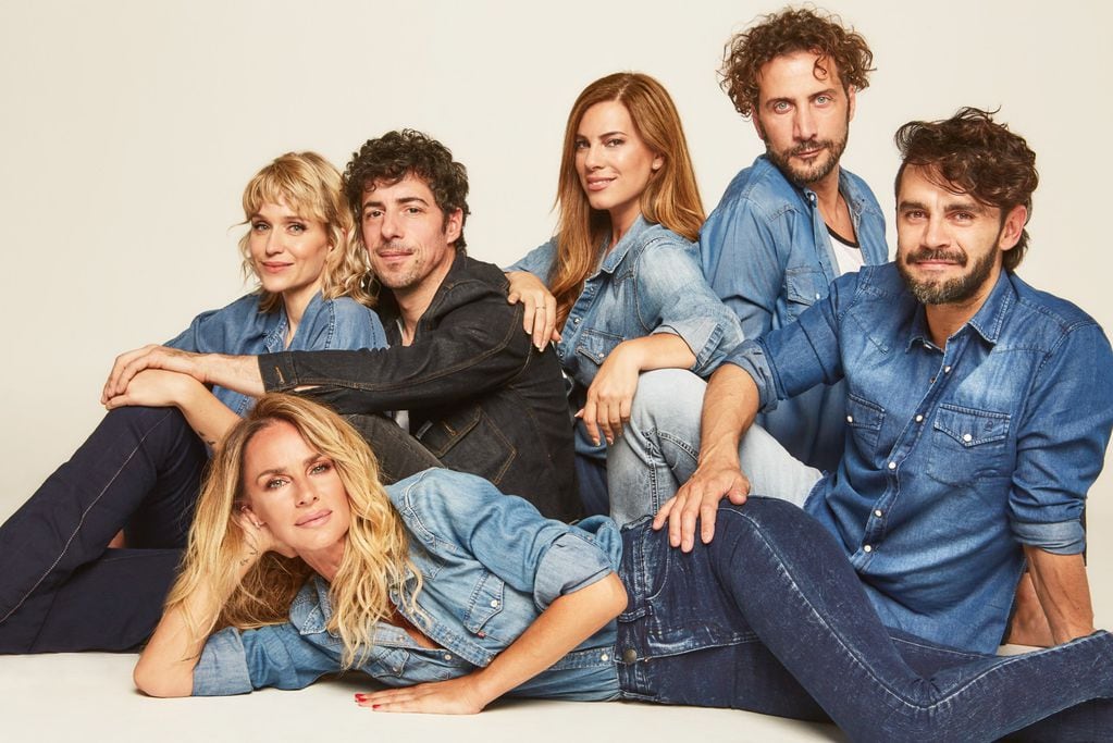 La obra "Desnudos" tienen en su elenco a Gonzalo Heredia, Luciano Cáceres, Esteban Lamothe, Mercedes Scápola, Brenda Gandini y Sabrina Rojas.