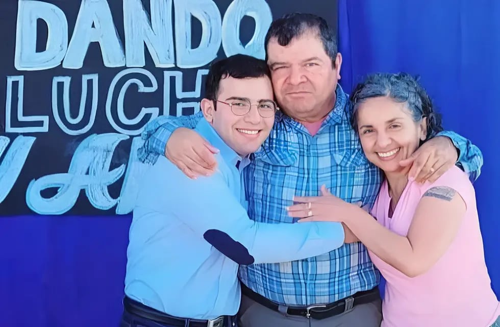 César Sena junto a su padre Emerenciano Sena y su madres Marcela Acuña. Foto: web