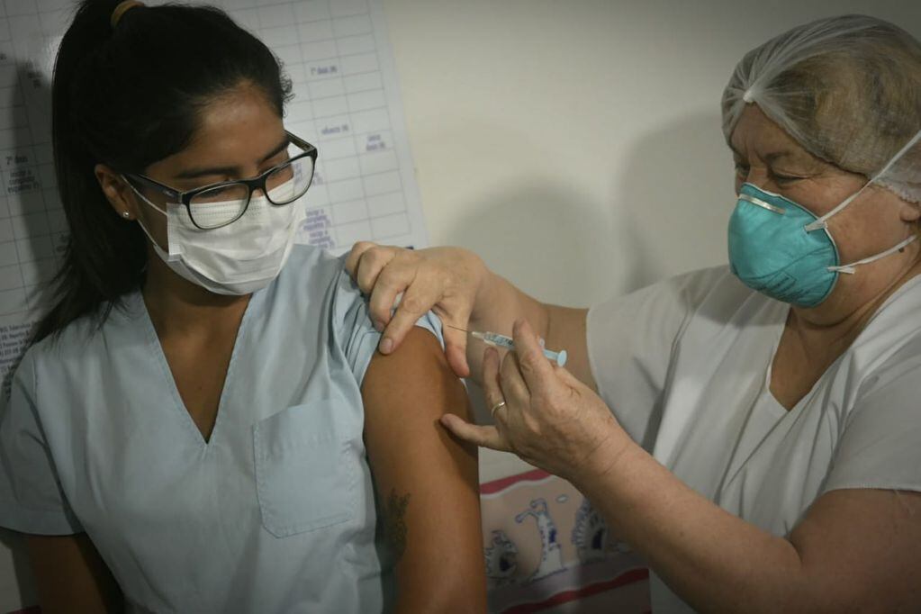 Gisel Videla, la enfermera del hospital Lagomaggiore que fue la primera en recibir la vacuna Sputnik V en el lanzamiento de la campaña. Orlando Pelichotti / Los Andes