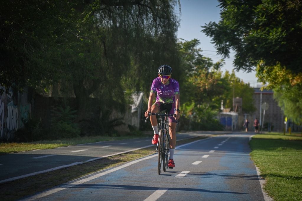 El deportista, rodando en la ciclovía de Godoy Cruz