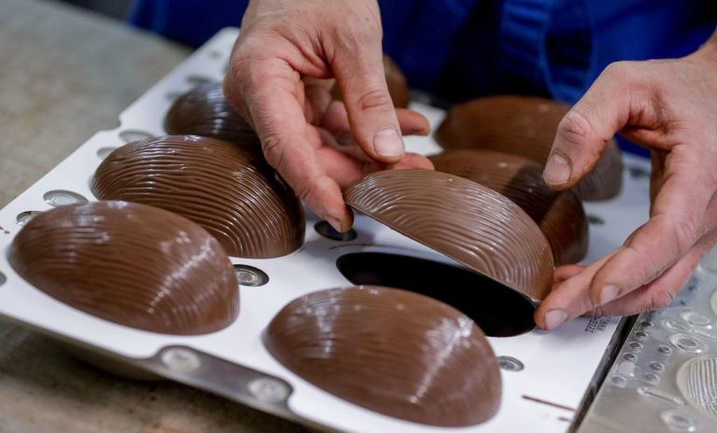 EPA4298\u002E LINKEBEEK (BÉLGICA), 12/04/2019\u002E- El chocolatero belga Filip Blondeel muestra el proceso de elaboración de huevos de Pascua, este viernes en la chocolatería \