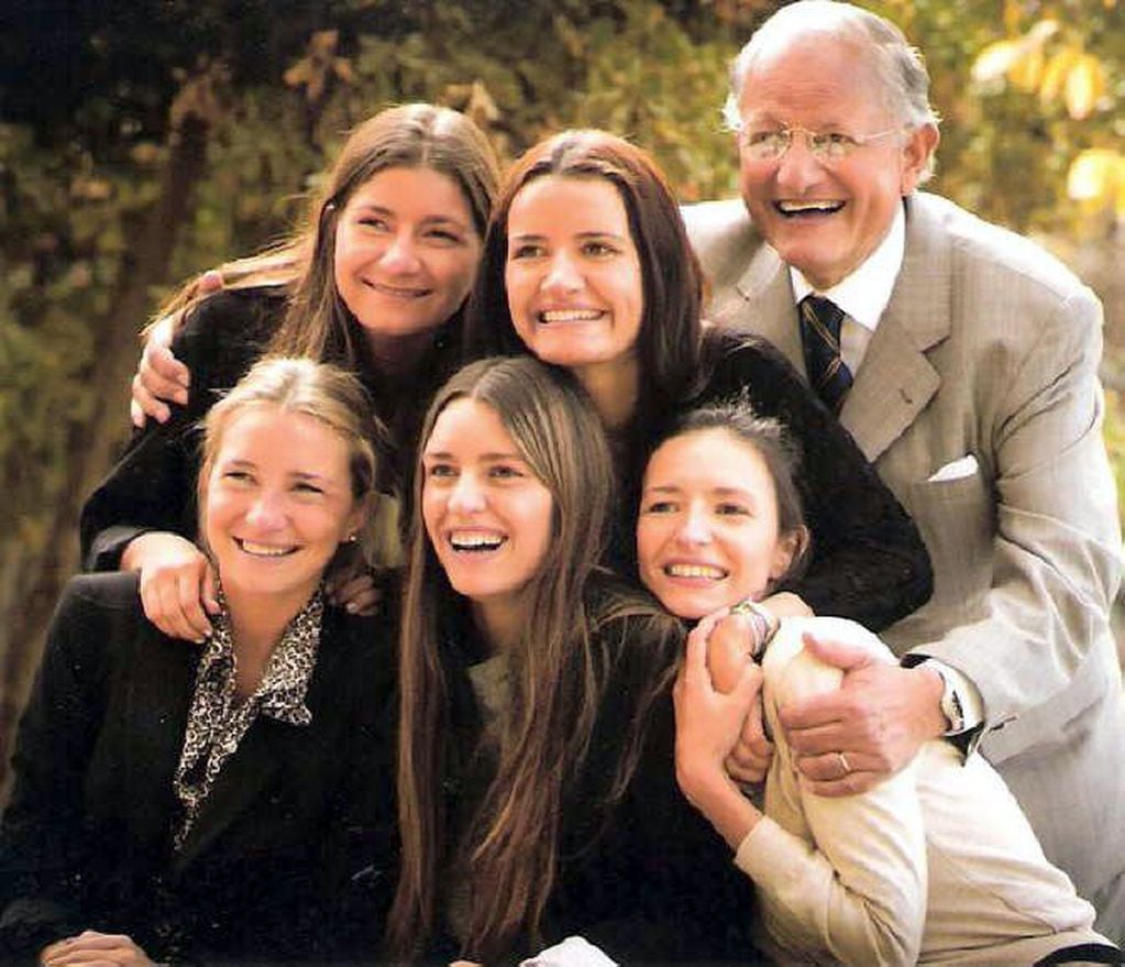 Cecilia junto a sus cuatro hermanas y su papá, Abel Albino.