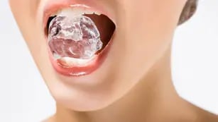 Masticar hielo, una costumbre poco saludable