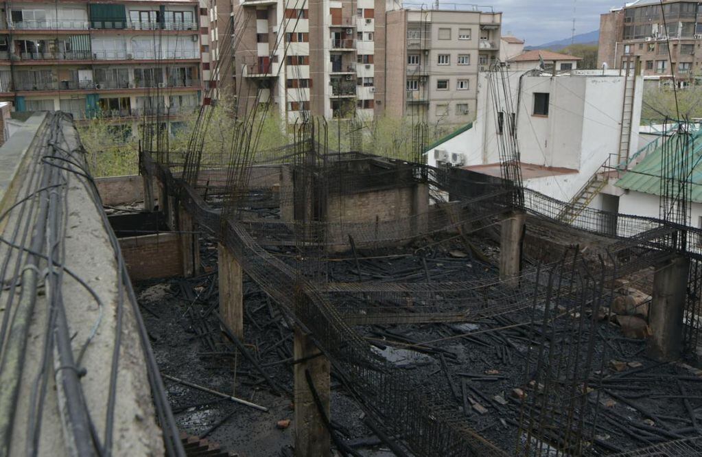 Así quedó el edificio incendiado en avenida Colón de la Ciudad de Mendoza - Orlando Pelichotti / Los Andes 