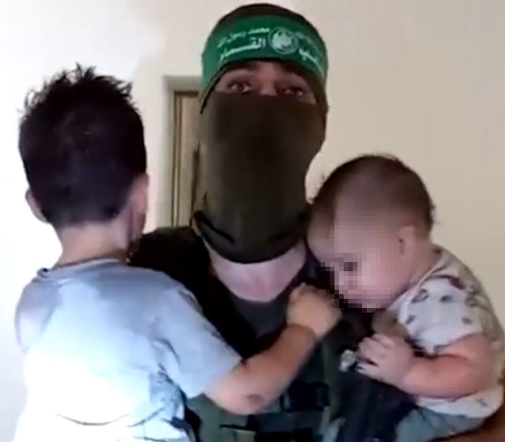 Los terroristas de Hamás se filmaron con bebés para difundir su propaganda islamista durante los ataques. Kfir y Ariel Bibas, de 11 meses y 4 años respectivamente, junto con su madre Shiri de 32 años, continúan en manos de los terroristas.