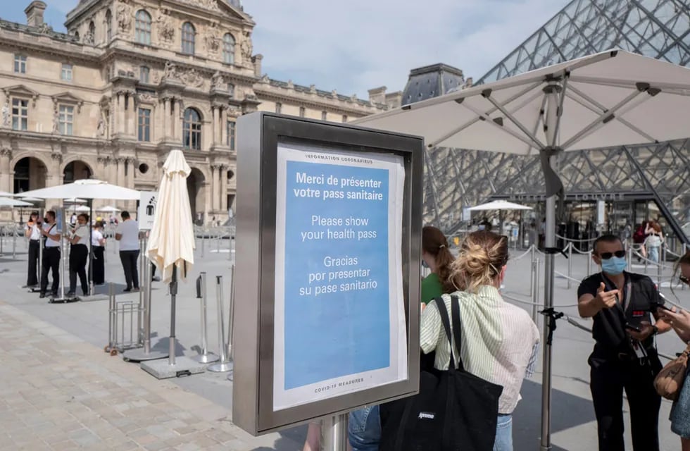 Visitantes se registran para los controles COVID-19 en el museo del Louvre en París (AP)