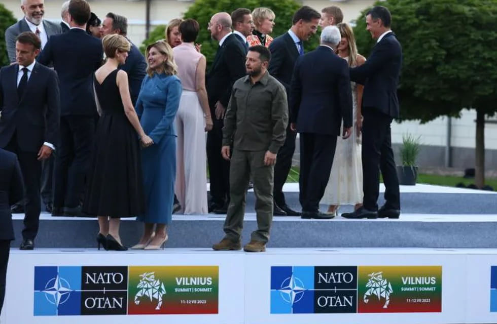 El presidente de Ucrania, Volodimir Zelenski, solo mientras su esposa Olenka saluda entre mandatarios miembros de la OTAN en Vilna, Lituania, el pasado miércoles 12 de julio.