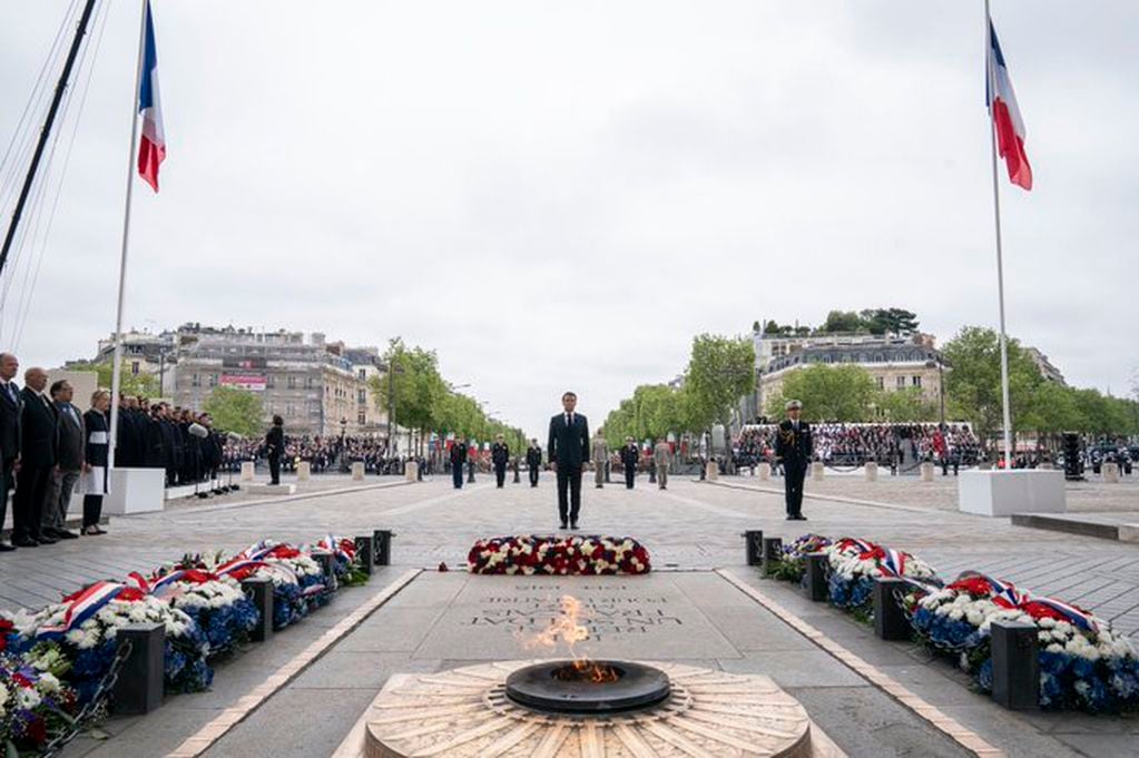 Emmanuel Macron homenajeó a los héroes de su nación. Foto: Twitter/@EmmanuelMacron