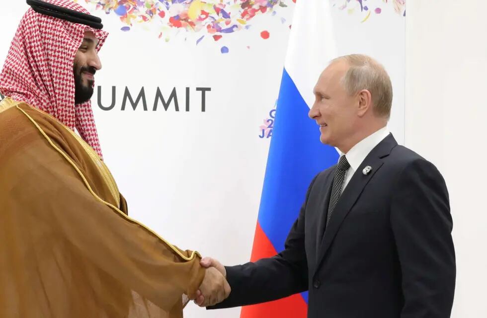 El presidente de Rusia, Vladimir Putin, y el príncipe heredero de Arabia Saudita, Mohammed Bin Salman, durante una reunión en la cumbre del G20 en Osaka. Imagen de archivo.
