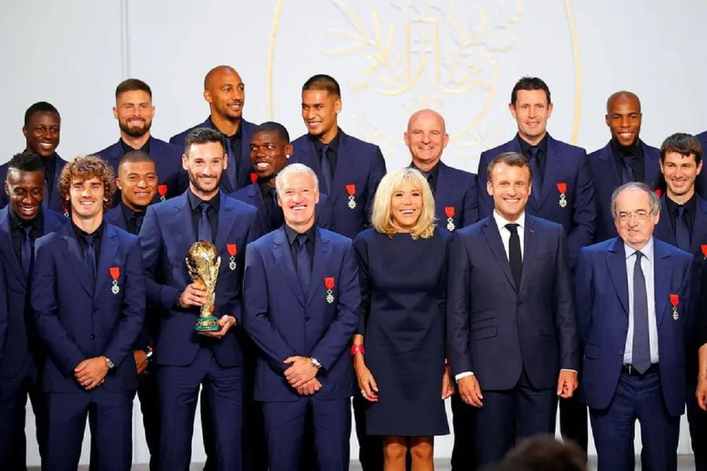 Emmanuel Macron con la Selección de Francia, campeona en 2018 (Archivo)