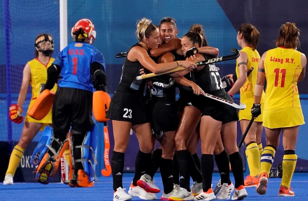Jugadoras de Las Leonas celebran un gol del 3-2 sobre China, partido válido por la fase de grupos de los Juegos Olímpicos Tokio 2020.