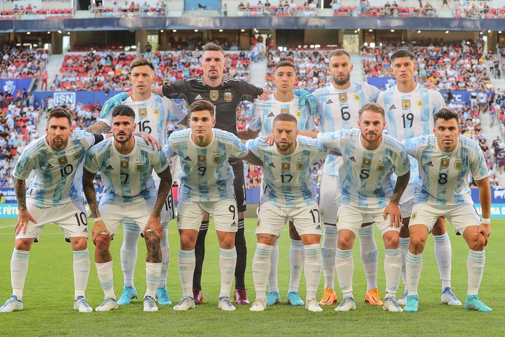 Los 11 de arranque de la selección argentina ante Estonia, con Julián Álvarez y Nahuel Molina ante los titulares. (Prensa Argentina)