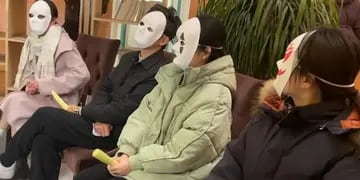 Empresa china pone máscaras para evitar discrimnación