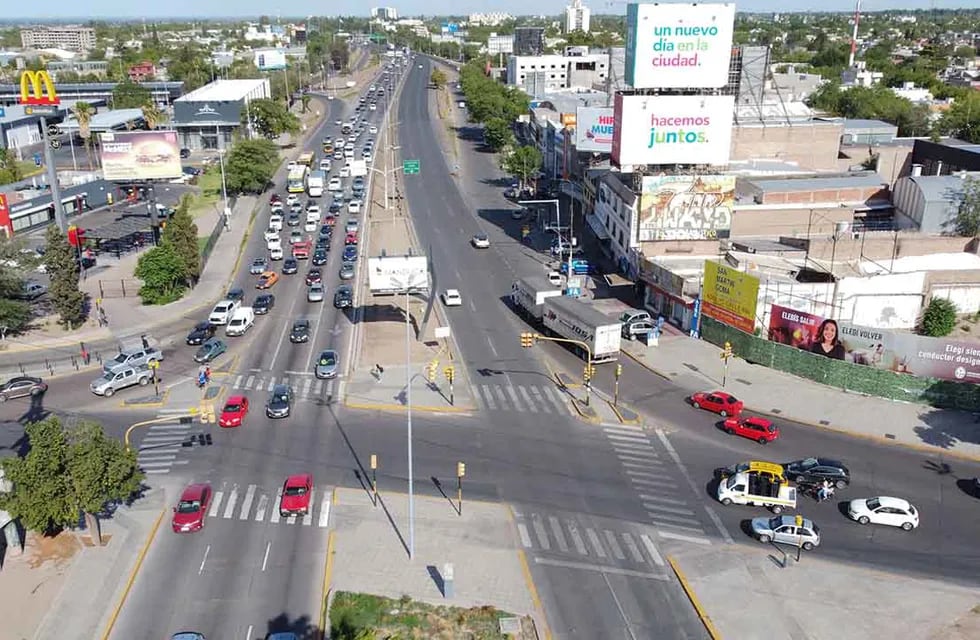Calles y accesos principales para solucionar problemas de tránsito en la ciudad de Mendoza.
Nudo vial en el ingreso a la Ciudad.
Foto: José Gutierrez / Los Andes 