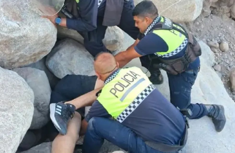 Policías rescatan a un joven que se atascó cuando se cayeron dos piedras de gran tamaño.(Ministerio de Seguridad Tucumán)