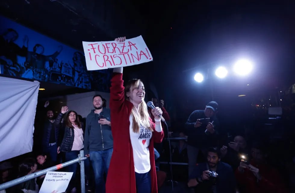 Anabel Fernández Sagasti muestra una pancarta en apoyo a Cristina Kirchner. Mariana Villa / Los Andes