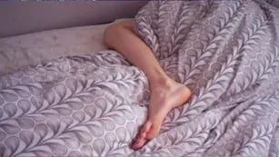 Una experta en sueño explicó por qué sacar un pie de la cama