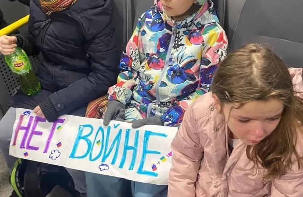 Los niños fueron trasladados en un furgón policial hasta la comisaría de Presnenskoye, en Moscú. / Foto: Gentileza