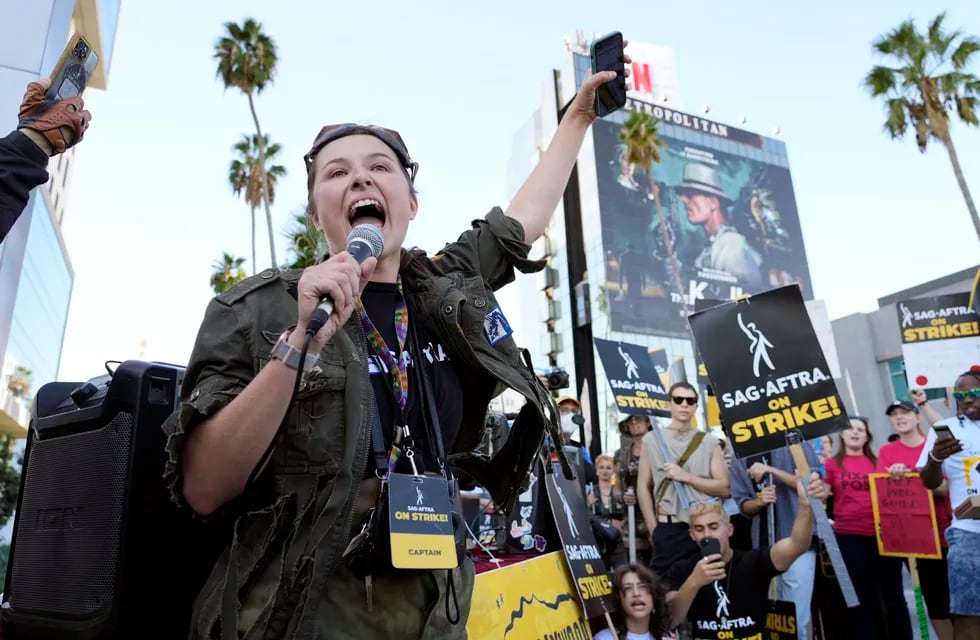 La capitana del sindicato de actores de Hollywood SAG-AFTRA  Mary M. Flynn durante una proteste afuera de los estudios de Netflix el 8 de noviembre de 2023, en Los Angeles. (Foto AP/Chris Pizzello)