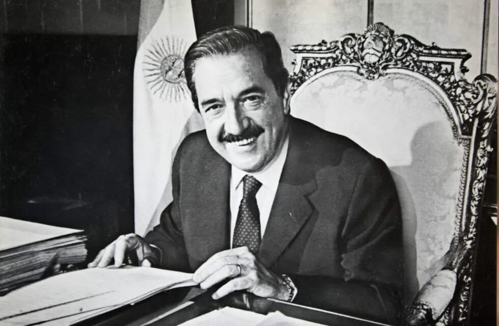 El presidente Raúl Ricardo Alfonsín trabaja en el despacho presidencial de la Casa Rosada de la ciudad de Buenos Aires, el 10 de diciembre de 1983 fecha en que asumió el cargo. (EFE/Biblioteca)