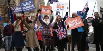 En un revés abrumador para la primera ministro, el Parlamento británico votó en contra del acuerdo para salir de la Unión Europea.