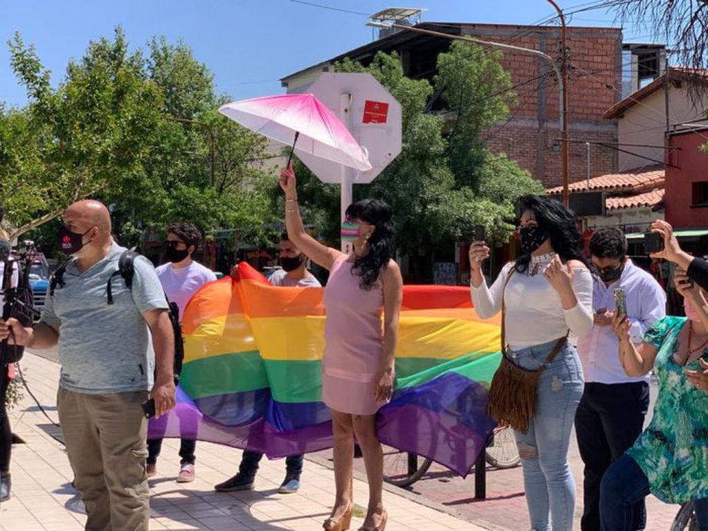 Autoridades municipales y provinciales, junto con miembros del colectivo LGBTITIQA+ participaron de las actividades del mes de la Inclusión.