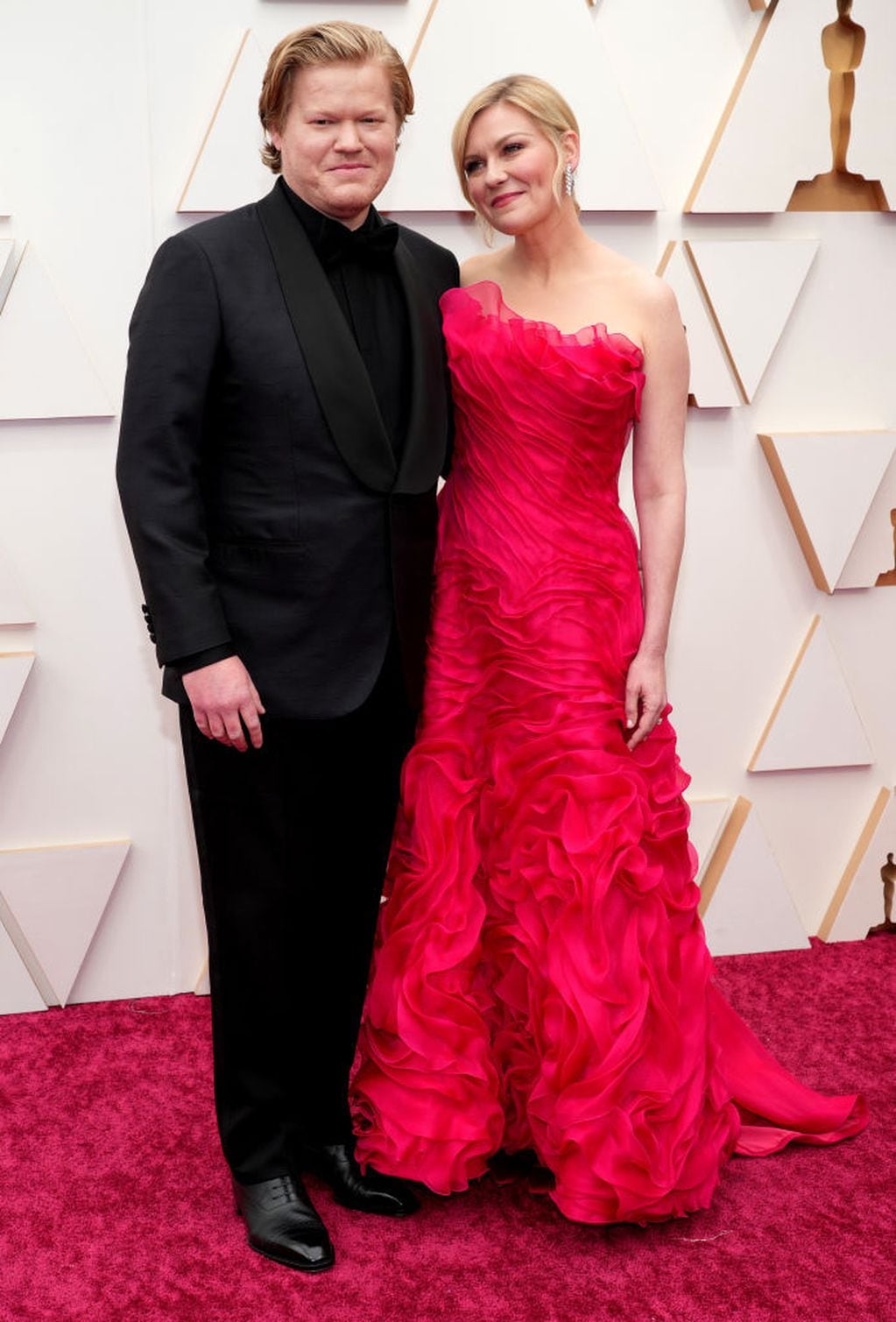 Jesse Plemons y Kirsten Dunst, la pareja de "El Poder del Perro" en rojo y negro.