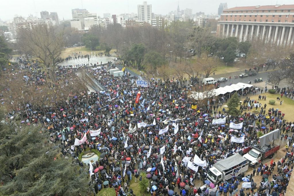 La manifestación llegó a la explanada de Casa de Gobierno. Foto: Orlando Pelichotti / Los Andes 