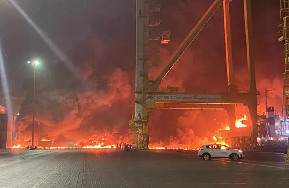 El siniestro en el puerto de Dubai se originó por el incendio en un buque carguero.