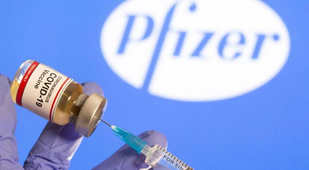 La vacuna de Pfizer fue la primera aprobada en Argentina, pero nunca llegaron dosis (AP)