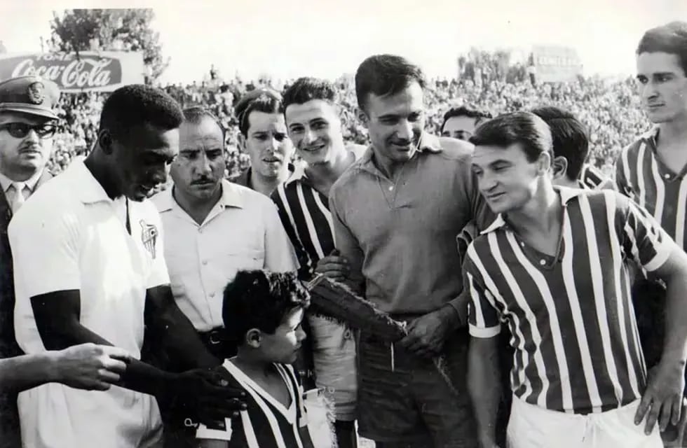 El mejor jugador del mundo por aquel entonces, Pelé, pisó suelo mendocino y jugó contra el Tomba, que contó con el Victor. / Gentileza.