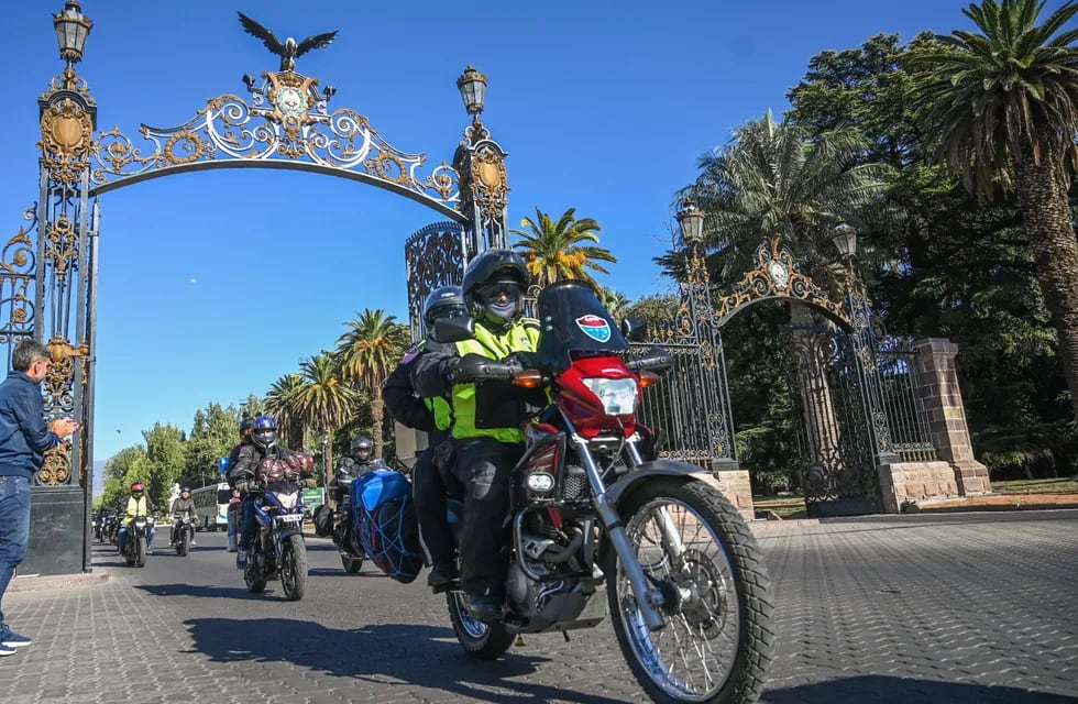 Encuentro de motoqueros en Mendoza: partieron de los portones del parque hacia la montaña.