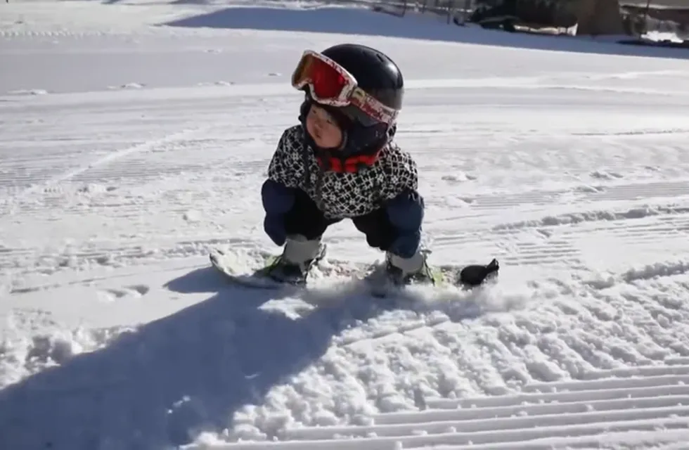 La niña de menos de 1 año asombra al mundo por su increíble habilidad en la tabla de snowboard. / Foto: Gentileza