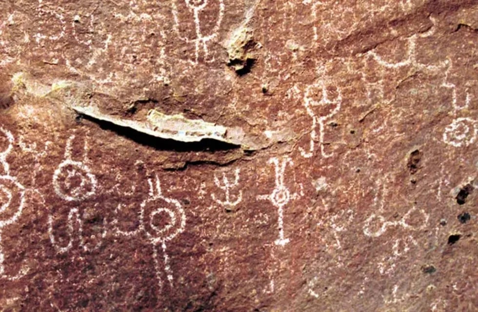 Una parte de las pinturas en la cueva Huenul