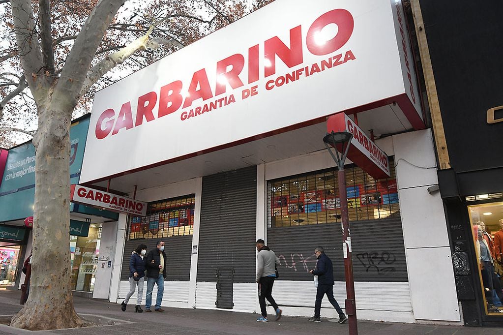 En Garbarino, los empleados también reclaman por el pago de sus sueldos atrasados desde hace varios meses. Foto: José Gutiérrez